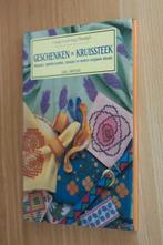 Geschenken in kruissteek - Lawther - 37620, Ophalen of Verzenden, Zo goed als nieuw, Borduren en Naaien