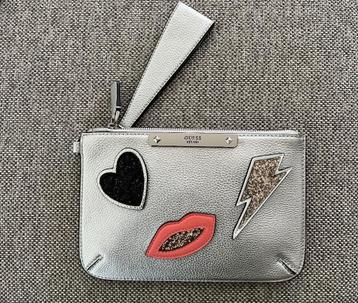 GUESS CLUTCH TASJE SILVER beschikbaar voor biedingen