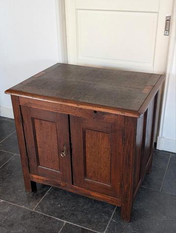 Antiek eiken kast. Vintage lage kast. Massief en geleefd beschikbaar voor biedingen