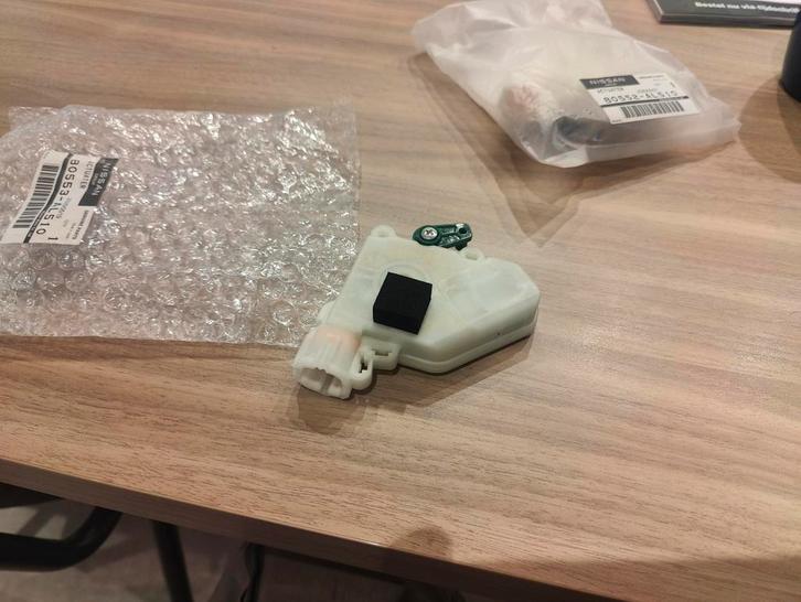 Nissan 350Z Actuator - Deurslot, Auto-onderdelen, Carrosserie en Plaatwerk, Bumper, Nissan, Voor, Nieuw, Ophalen of Verzenden