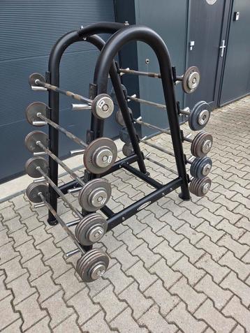 Matrix rek met halterstang met gewichten van 9 tot 50kg beschikbaar voor biedingen