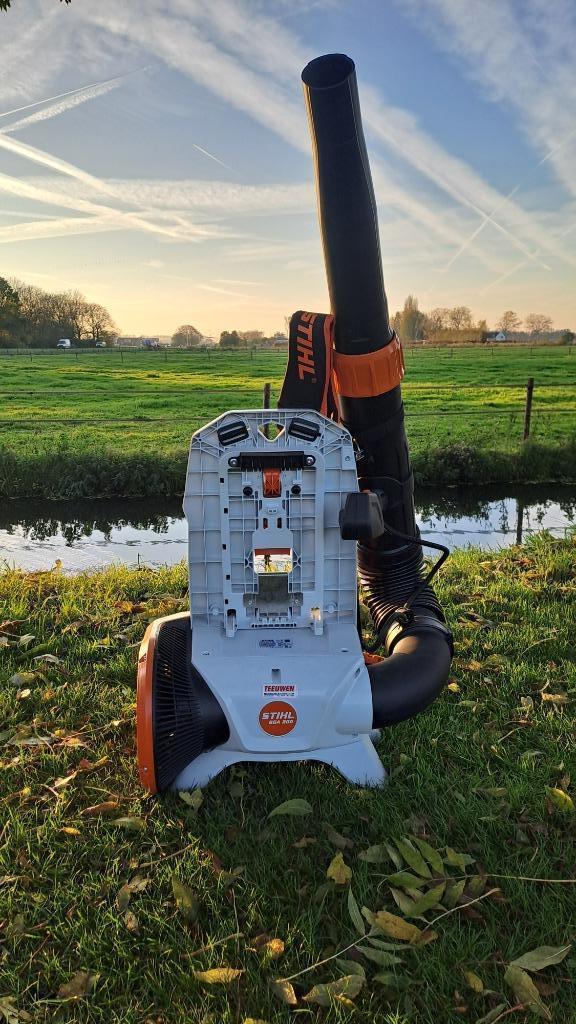 Stihl BGA 300 ruggedragen accubladblazer., Tuin en Terras, Bladblazers, Zo goed als nieuw, Ruggedragen, Accu, Ophalen of Verzenden