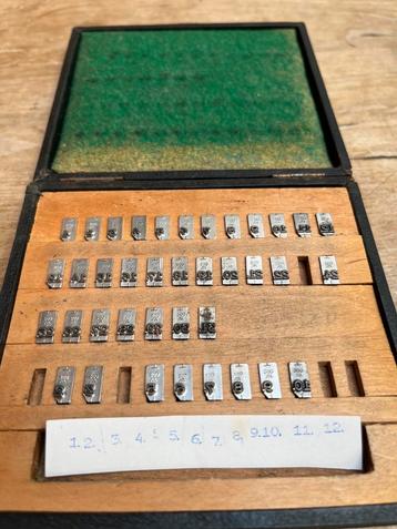 Vintage set datumcijfers in kistje beschikbaar voor biedingen