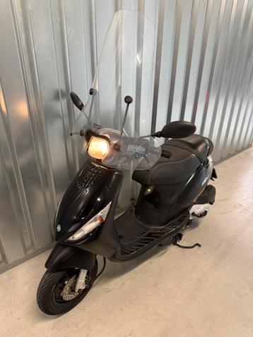 Piaggio Zip 4Takt 25km 2017 Snorscooter 1e eigenaar! beschikbaar voor biedingen