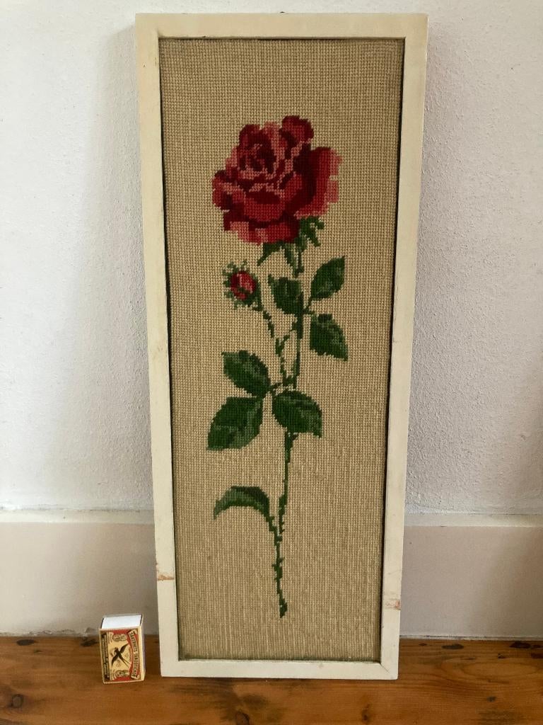 Geborduurd rank smal hoog schilderijtje met rode rood roos, Huis en Inrichting, Woonaccessoires | Schilderijen, Tekeningen en Foto's