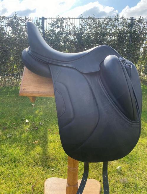 Vrijwel nieuw Antares zadel, Dieren en Toebehoren, Paarden en Pony's | Zadels, Zo goed als nieuw, Dressuur, Ophalen of Verzenden