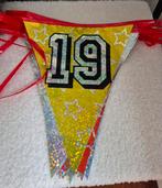 Vlaggenlijn 19 jaar slingers 19 kaarsjes 19, Ophalen of Verzenden, Zo goed als nieuw