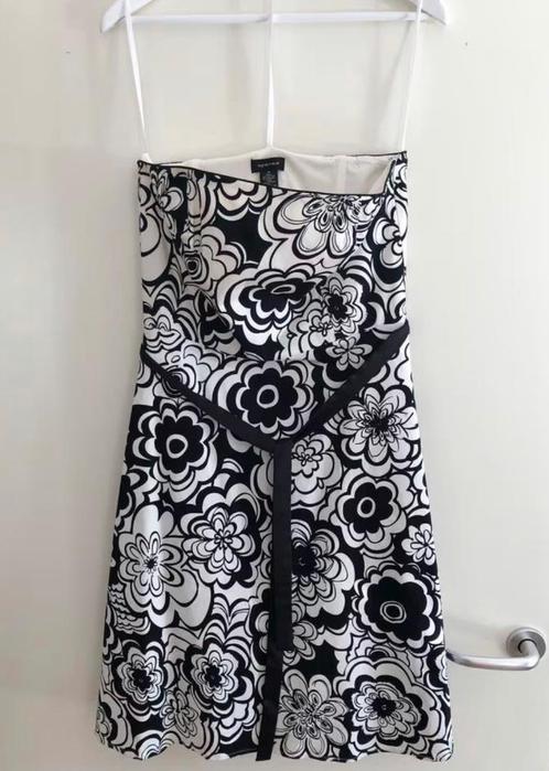 Leuke strapless jurk wit zwart bloemen 38/40 zgan, Kleding | Dames, Jurken, Zo goed als nieuw, Maat 38/40 (M), Wit, Boven de knie