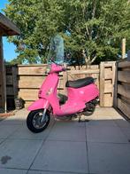 Mooie roze snorscooter incl. Helm!, Fietsen en Brommers, Ophalen, Gebruikt, 49 cc, Benzine