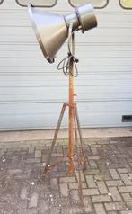 Vintage Industriele vloerlamp staande lamp op driepoot, Huis en Inrichting, Lampen | Vloerlampen, 150 tot 200 cm, Gebruikt, Ophalen