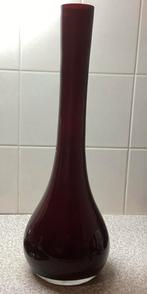 Glazen wijnrode vaas met blanken bodem 52 cm hoog, Huis en Inrichting, Woonaccessoires | Vazen, Glas, Ophalen of Verzenden, Zo goed als nieuw