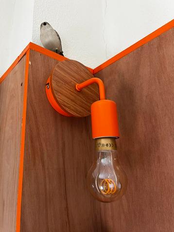 Mooie wandlamp oranje modern strak minimalistisch beschikbaar voor biedingen