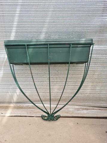 Ruif met bloembak beschikbaar voor biedingen