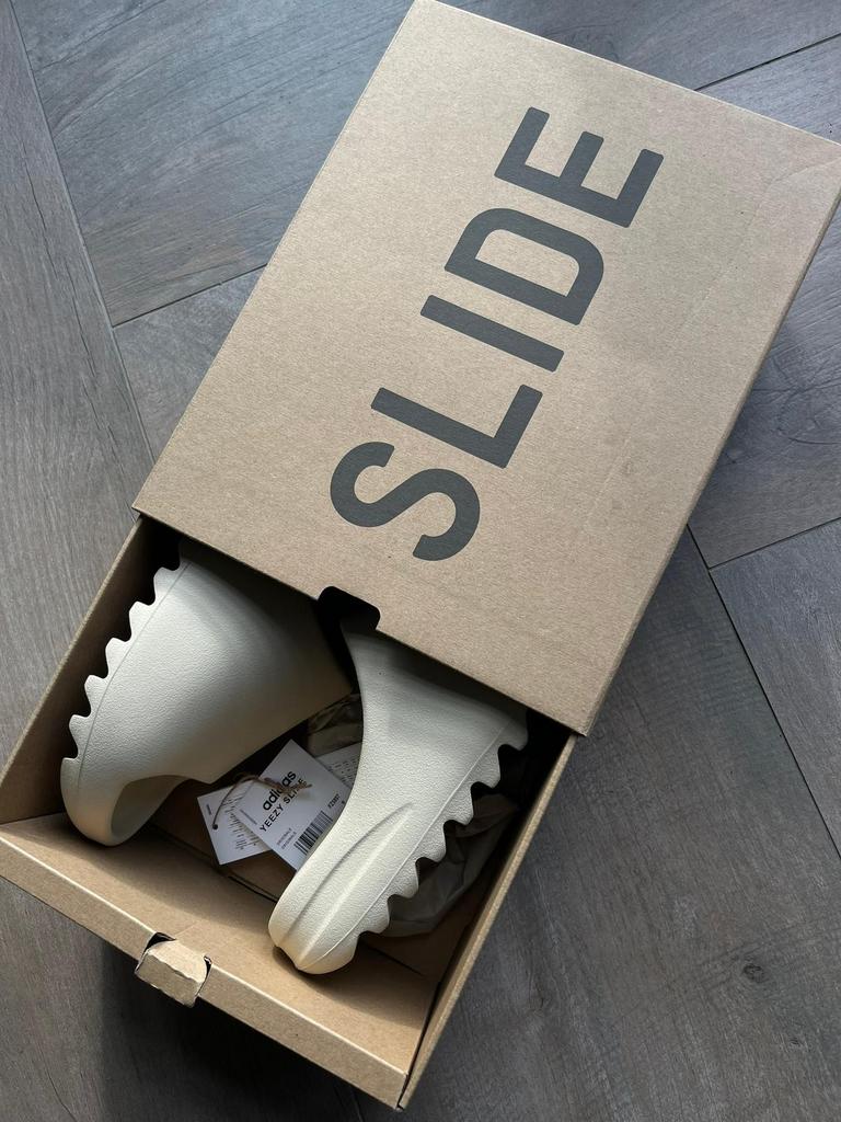 Yeezy Slides Bone (nieuw), Kleding | Heren, Schoenen, Nieuw, Slippers, Wit, Ophalen of Verzenden