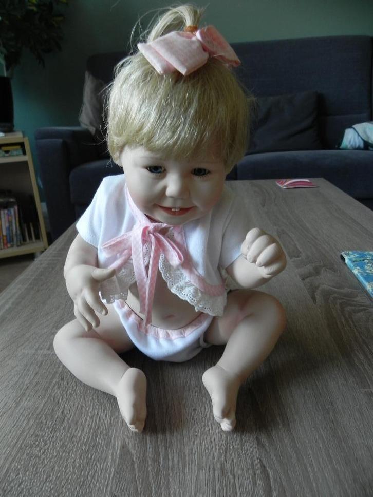 TE KOOP; PORCELIJNEN POP MET CERTIFICAAT, Kinderen en Baby's, Speelgoed | Poppen, Nieuw, Babypop, Ophalen