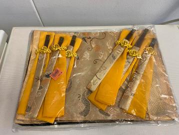 Placemetset voor Sushi in goudgeel 6 persoons met stokjes beschikbaar voor biedingen
