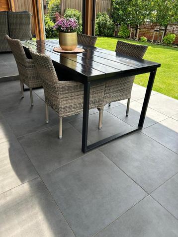 Houten tuintafel zwart 190 x 85 cem en 75 cm hoog beschikbaar voor biedingen