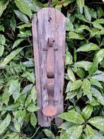 Decoratieve Brocante metalen kandelaar op oude plank, Ophalen of Verzenden