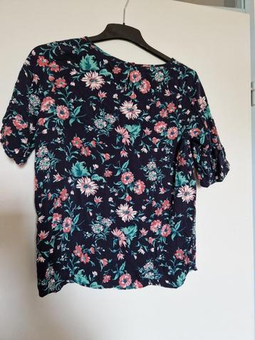 Mooie dames donkere blouse met bloemen print beschikbaar voor biedingen