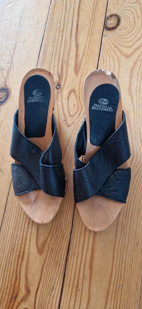 Fred de la Bretoniere muiltjes, hout en zwart leder, maat 37, Kleding | Dames, Schoenen, Zo goed als nieuw, Sandalen of Muiltjes