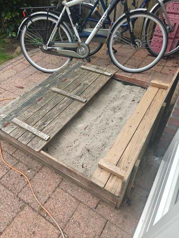 Zandbak met zand beschikbaar voor biedingen