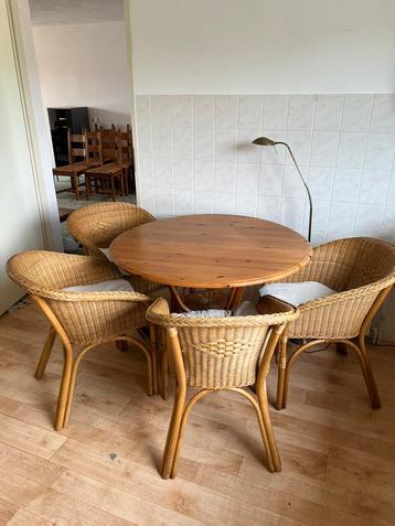 Ronde eettafel met stoelen rotan  beschikbaar voor biedingen