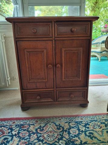 (Noten)houten (meiden)kastje met deurtjes en laatjes beschikbaar voor biedingen