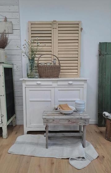 Oud Franse kast, oude kast wit, Franse kast  beschikbaar voor biedingen