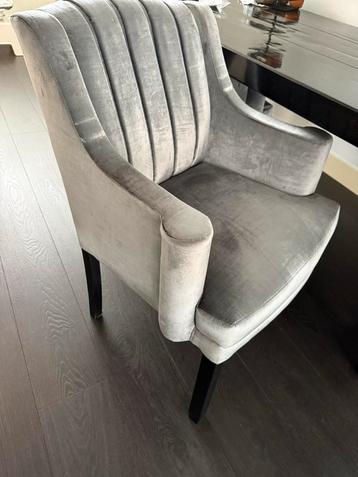 Luxe grijze fauteuils beschikbaar voor biedingen