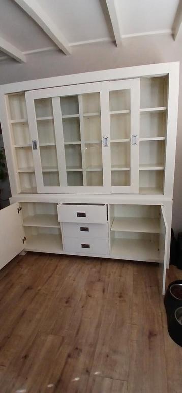Grote Kast met veel opbergruimte beschikbaar voor biedingen
