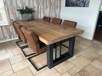Mooie massief eiken industriële eettafel incl, 6 stoelen beschikbaar voor biedingen
