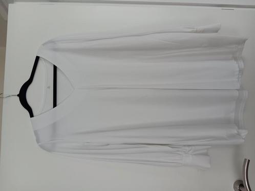 Te Koop: PLUS BASICS Tuniek,  mt 46. Wit. Travelstof. (J-123, Kleding | Dames, Grote Maten, Zo goed als nieuw, Blouse of Tuniek