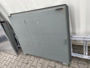 Lekbakken verf/olievaten beschikbaar voor biedingen