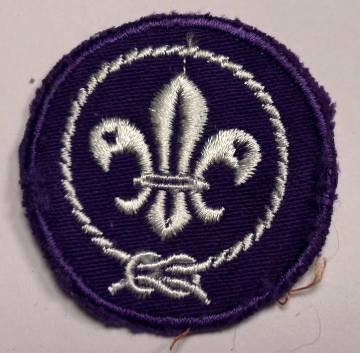 Wereldscouting embleem WOSM – paars/wit lelie, Verzamelen, Scouting, Embleem, Speld of Insigne, Ophalen of Verzenden