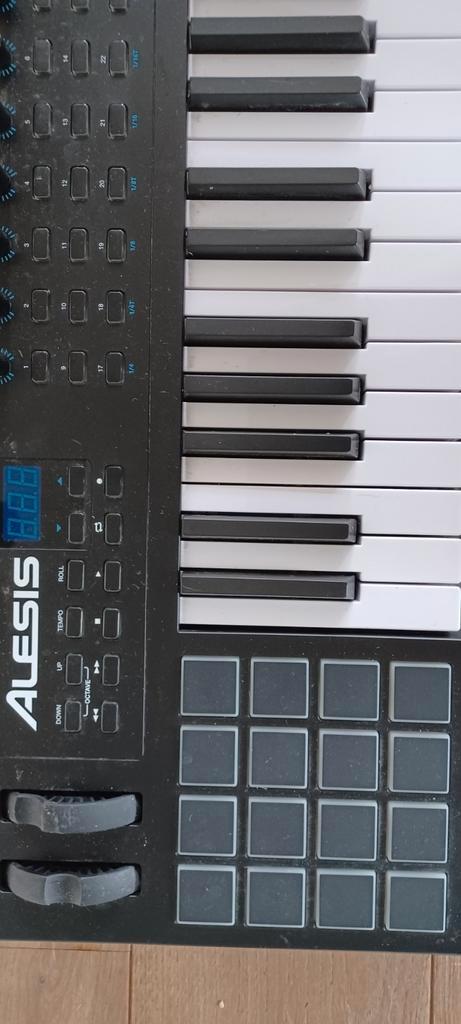 Alesis V25 MIDI-controller - Perfect voor producers!, Muziek en Instrumenten, Midi-apparatuur, Gebruikt, Ophalen