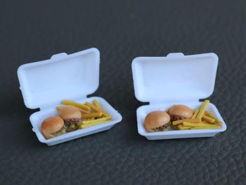 2  take away boxen met elk 2 hamburgers en veel frietjes. beschikbaar voor biedingen