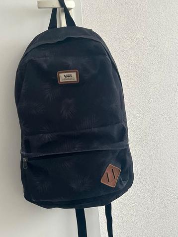 Fans, schooltas €5 beschikbaar voor biedingen