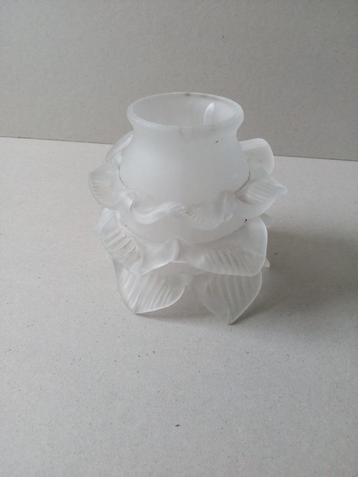 Antiek Lampenkapje.Mat glas.Roosmodel beschikbaar voor biedingen