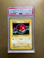 PSA 9 1st edition Voltorb uit English Pokemon Base Set 1999!, Ophalen of Verzenden, Zo goed als nieuw, Losse kaart