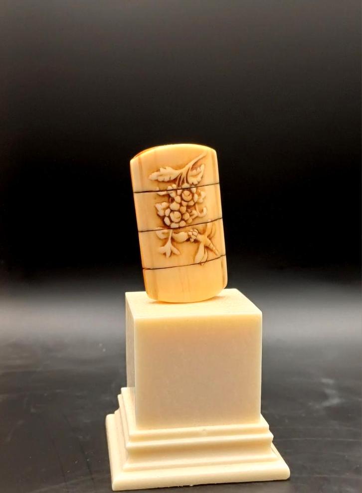 Edo periode netsuke van een inro, Verzamelen, Beelden en Beeldjes, Ophalen of Verzenden