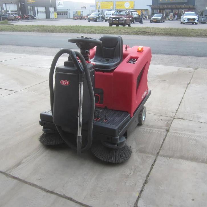 Onbekend Opzit veegmachine RCM Atom 3.E. (bj 2023), Zakelijke goederen, Machines en Bouw | Onderhoud en Reiniging