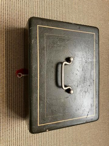 Vintage metalen kist kluis beschikbaar voor biedingen