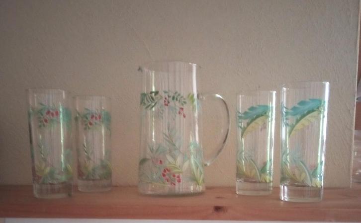 Waterkan set met 4 hoge glazen, bloemmotief, vintage, zgan, Huis en Inrichting, Keuken | Servies, Zo goed als nieuw, Glas of Glazen