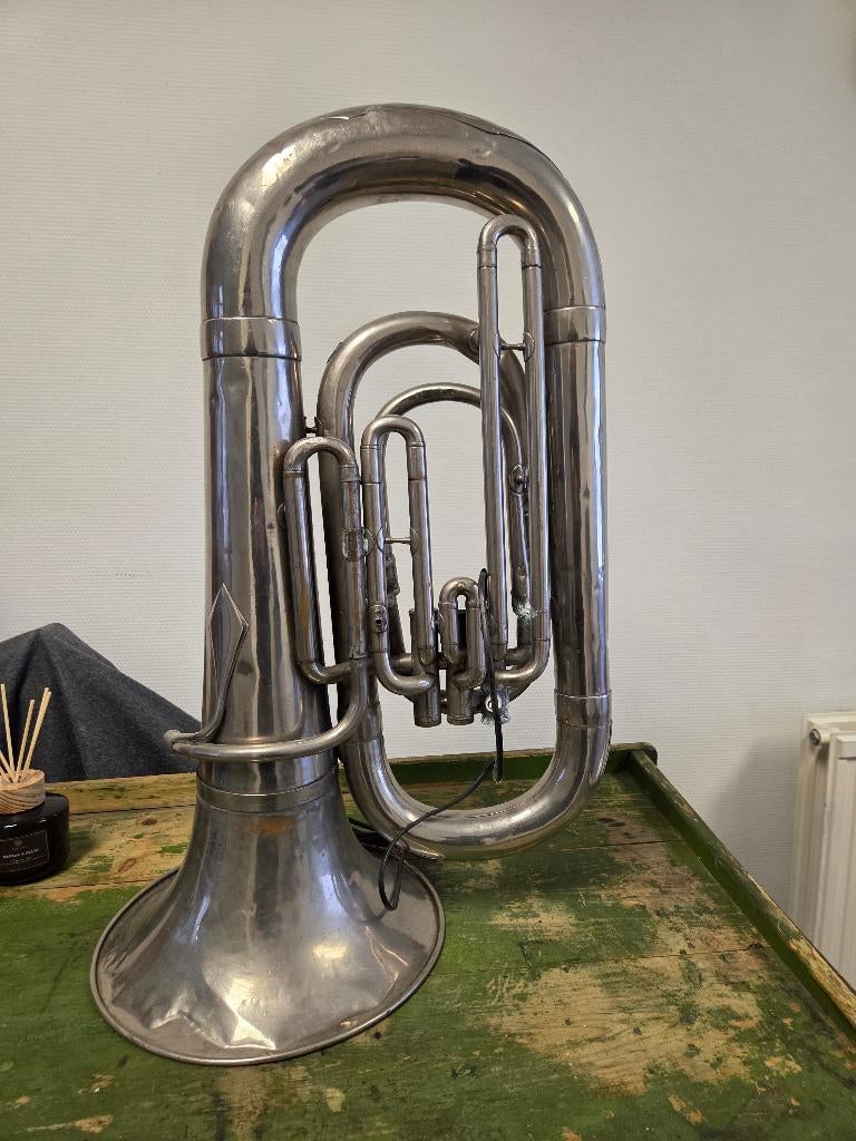 Muzieklamp - alt tuba, Ophalen