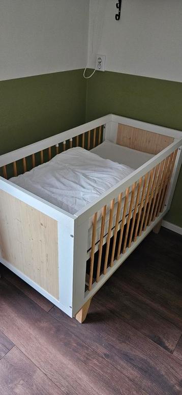 Complete babykamer met ledikant, kast en commode beschikbaar voor biedingen