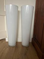 Twee melkwitte glazen vazen - 70cm hoog, Huis en Inrichting, Woonaccessoires | Vazen, Ophalen, 50 tot 75 cm, Wit, Glas