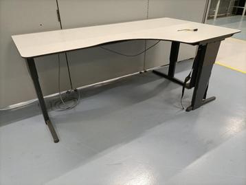 In hoogte verstelbaar bureau tafel beschikbaar voor biedingen