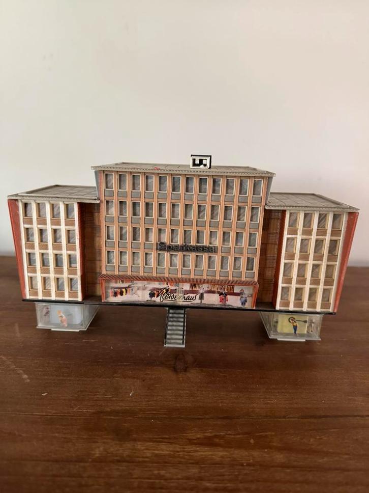 Faller hoogbouw hotel, Hobby en Vrije tijd, Modeltreinen | H0, Zo goed als nieuw, Wagon, Wisselstroom, Märklin, Ophalen of Verzenden