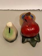 spaarpot 2x in de vorm van een peer, Verzamelen, Ophalen of Verzenden, Gebruikt, Steen, Aardewerk of Keramiek, Overige thema's