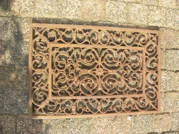 Architectonisch ornament, grote gietijzeren deurmat beschikbaar voor biedingen